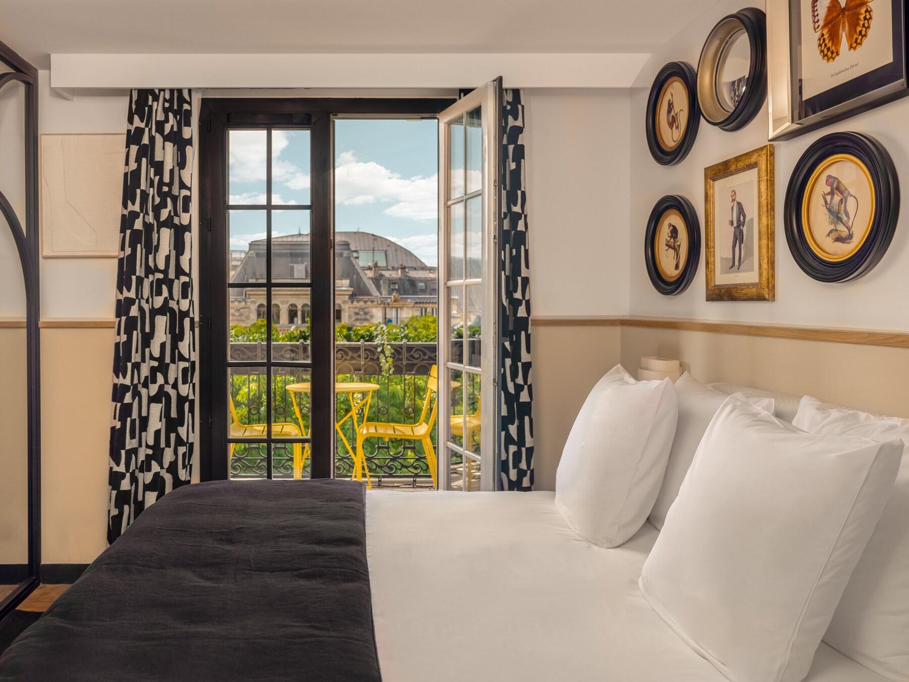 Premium bedding, in-room safe, desk, laptop workspace