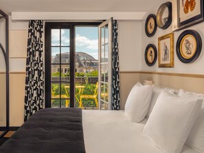1 bedroom, premium bedding, in-room safe, desk