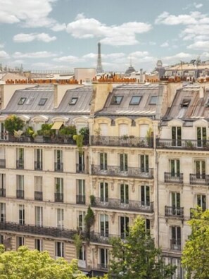 Una hilera de edificios históricos con un estilo arquitectónico uniforme, que presenta varios pisos y balcones.