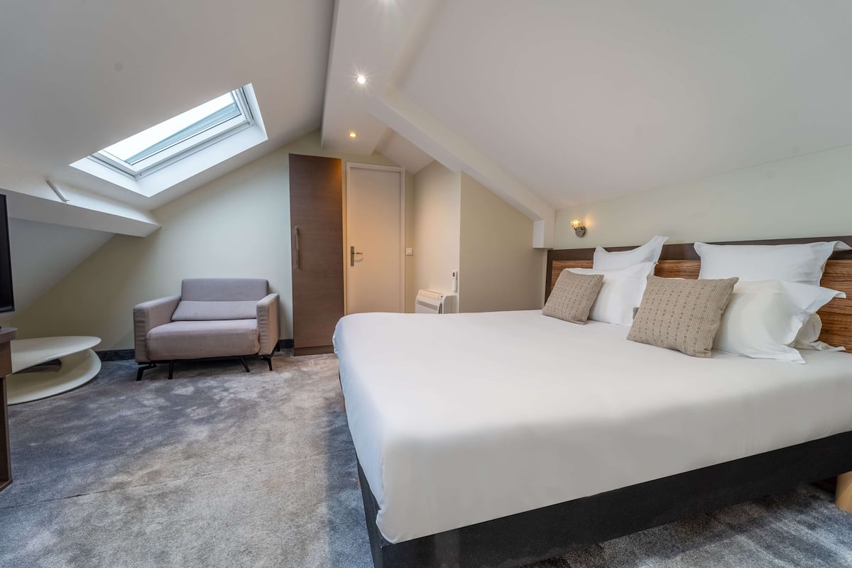 Junior Suite, 1 Katil Ratu (Queen), Non Smoking (with Single Sofabed) | Meja, ruang kerja komputer riba, langsir/tirai gelap terus, kalis bunyi