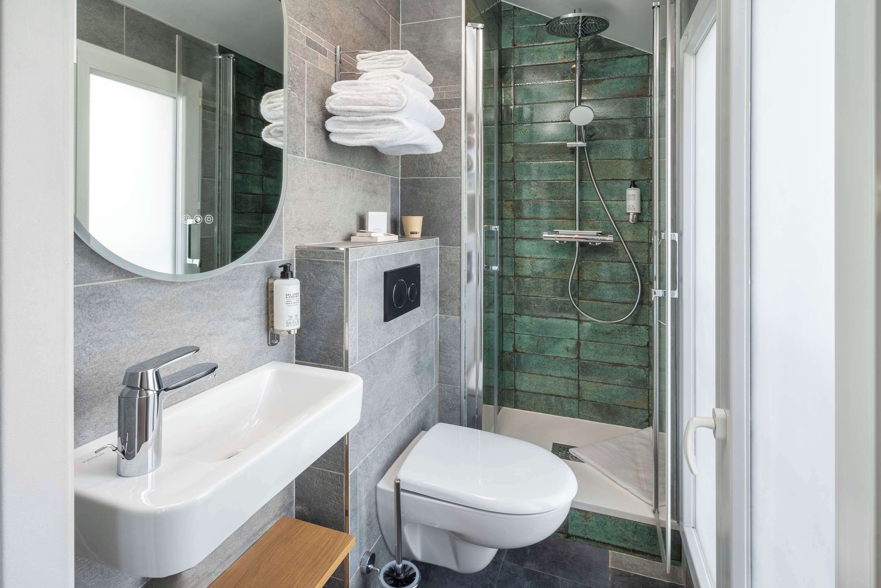 standard room, 1 double bed, non smoking | bathroom | shower, hair dryer, towels