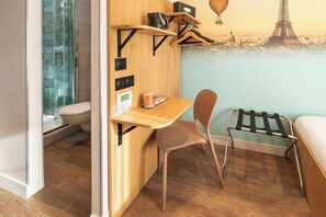 Standard Room, 1 Twin Bed, Non Smoking | Bathroom | Shower, hair dryer, towels
