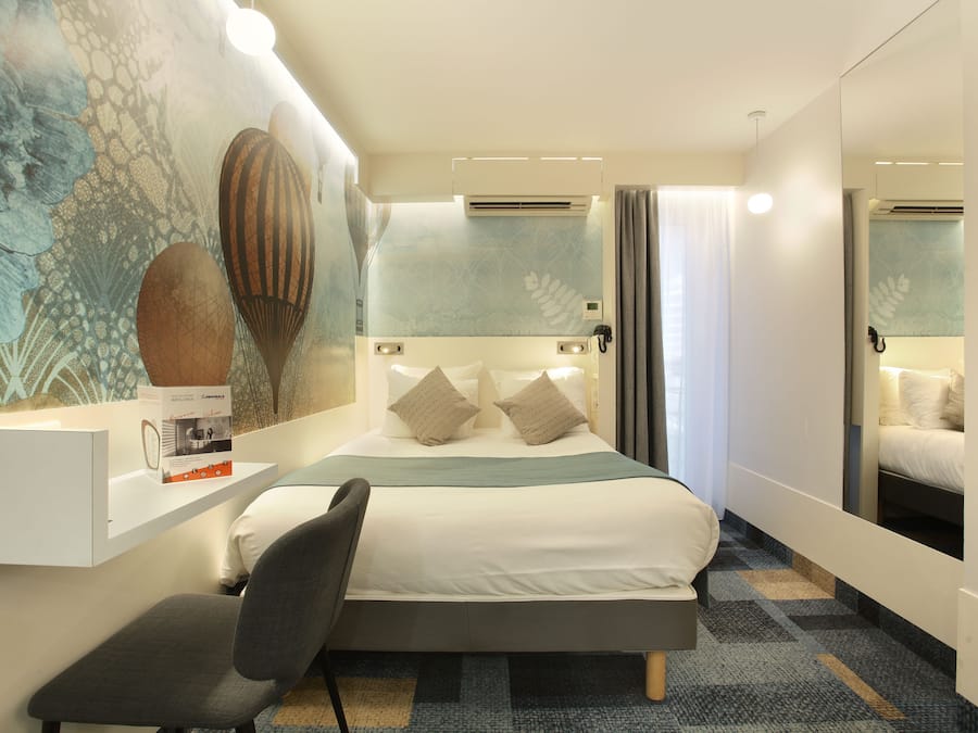 Escritorio, espacio para trabajar con laptop y cortinas blackout