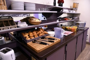 Tägliches Frühstück zum Mitnehmen (14 EUR pro Person)