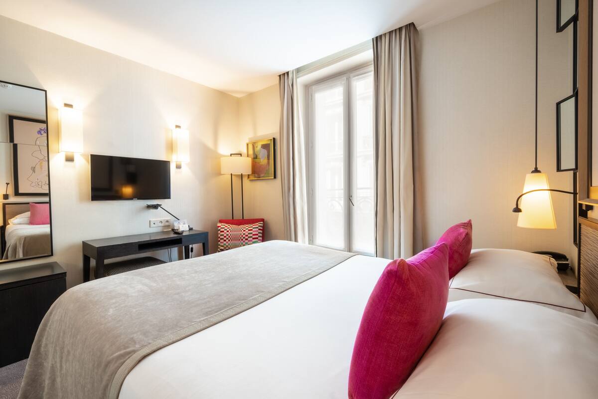 Phòng phong cách cổ điển, 1 giường cỡ queen | Bộ đồ giường cao cấp, minibar, két bảo mật tại phòng, bàn 