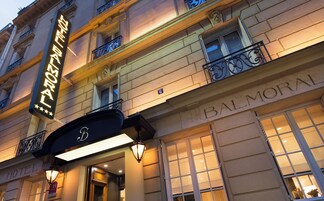 Facciata di un hotel con un cartello ben visibile che riporta le scritte “HOTEL MORAL” e “BALMORAL” sull'edificio.
