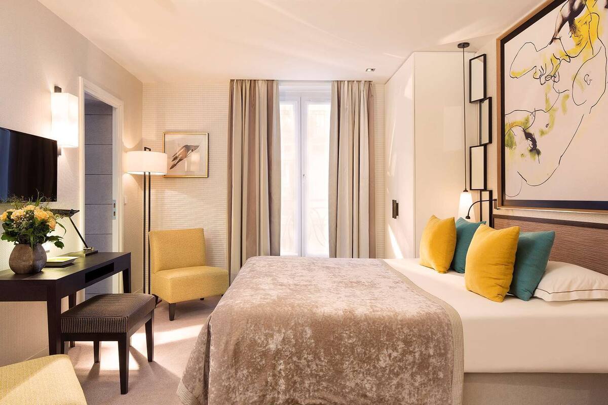 Phòng đôi hoặc 2 giường đơn Premium | Bộ đồ giường cao cấp, minibar, két bảo mật tại phòng, bàn 