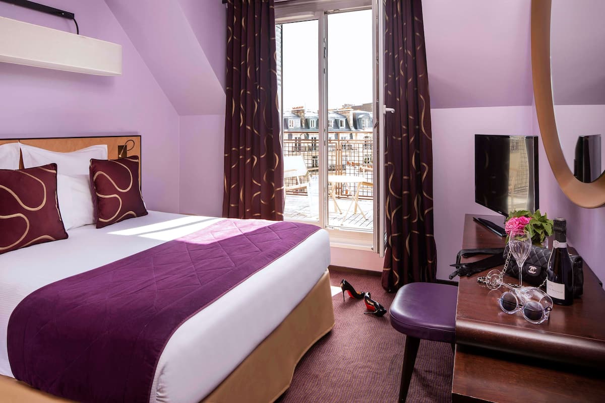Premium bedding, pillow-top beds, minibar, in-room safe