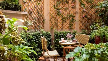 Petit déjeuner buffet servi en semaine (24 EUR par personne)