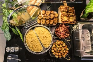 Tägliches Frühstücksbuffet (19.90 EUR pro Person)