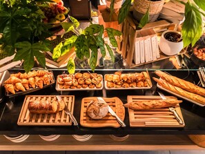 Daily buffet breakfast (EUR 19.90 per person) - Mercure Paris Alesia (Paris)