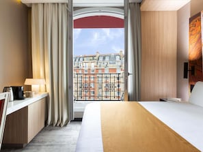 Superior kamer, 1 tweepersoonsbed, balkon | Luxe beddengoed, een minibar, een kluis op de kamer, een bureau