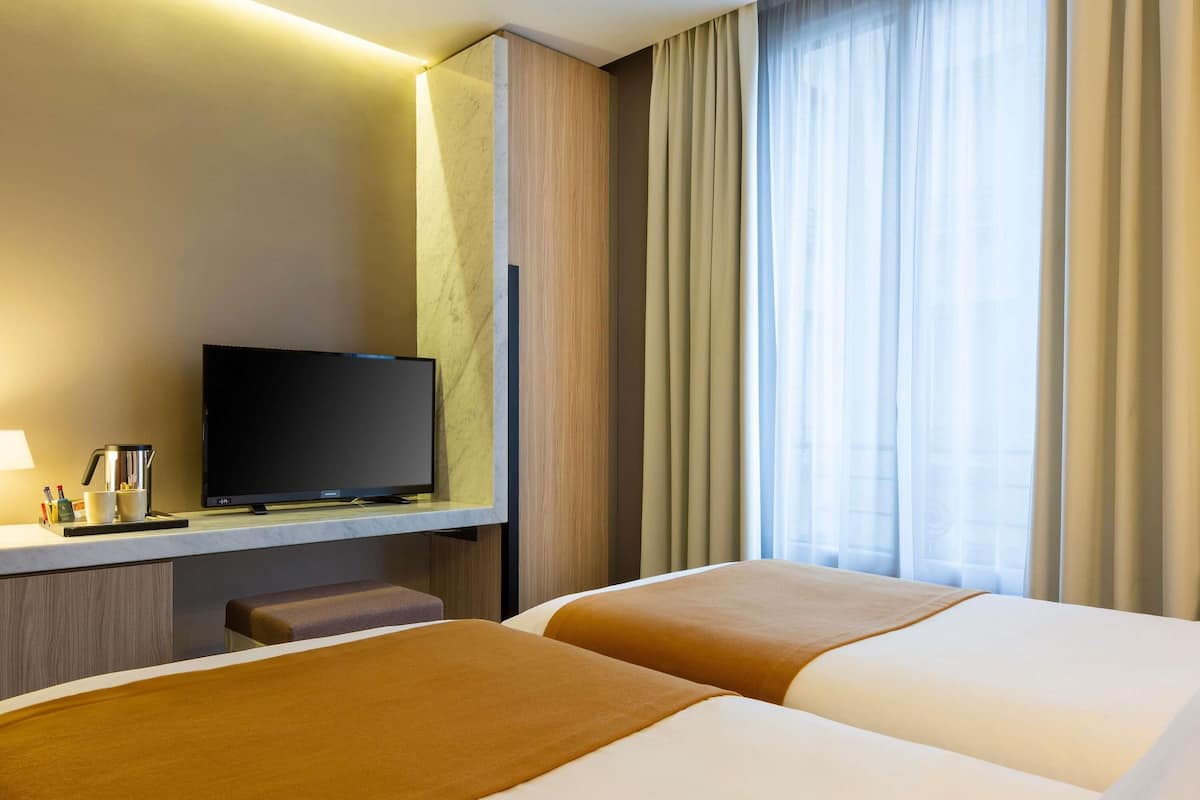 Standard Twin Room, 2 Single Beds | Premium bedding, minibar, in-room safe, desk