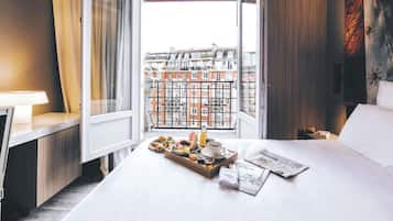 Hochwertige Bettwaren, Minibar, Zimmersafe, Schreibtisch