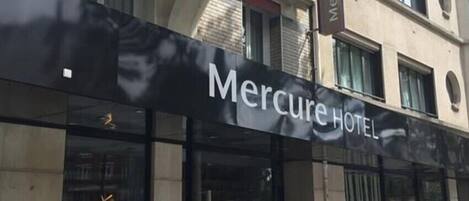 Exterior do Hotel Mercure, com uma placa bem visível ostentando seu nome.