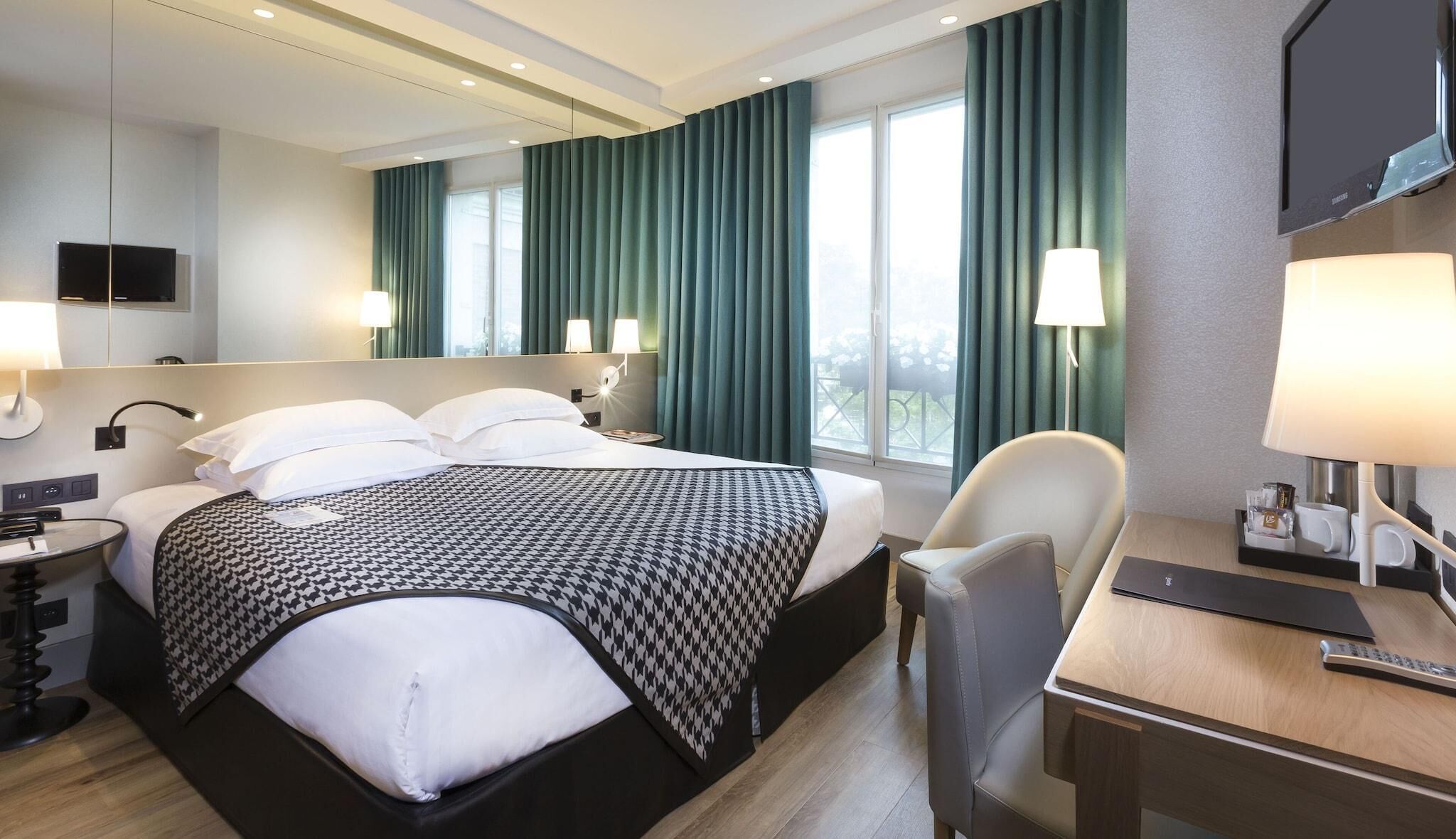 Premium bedding, in-room safe, desk, laptop workspace
