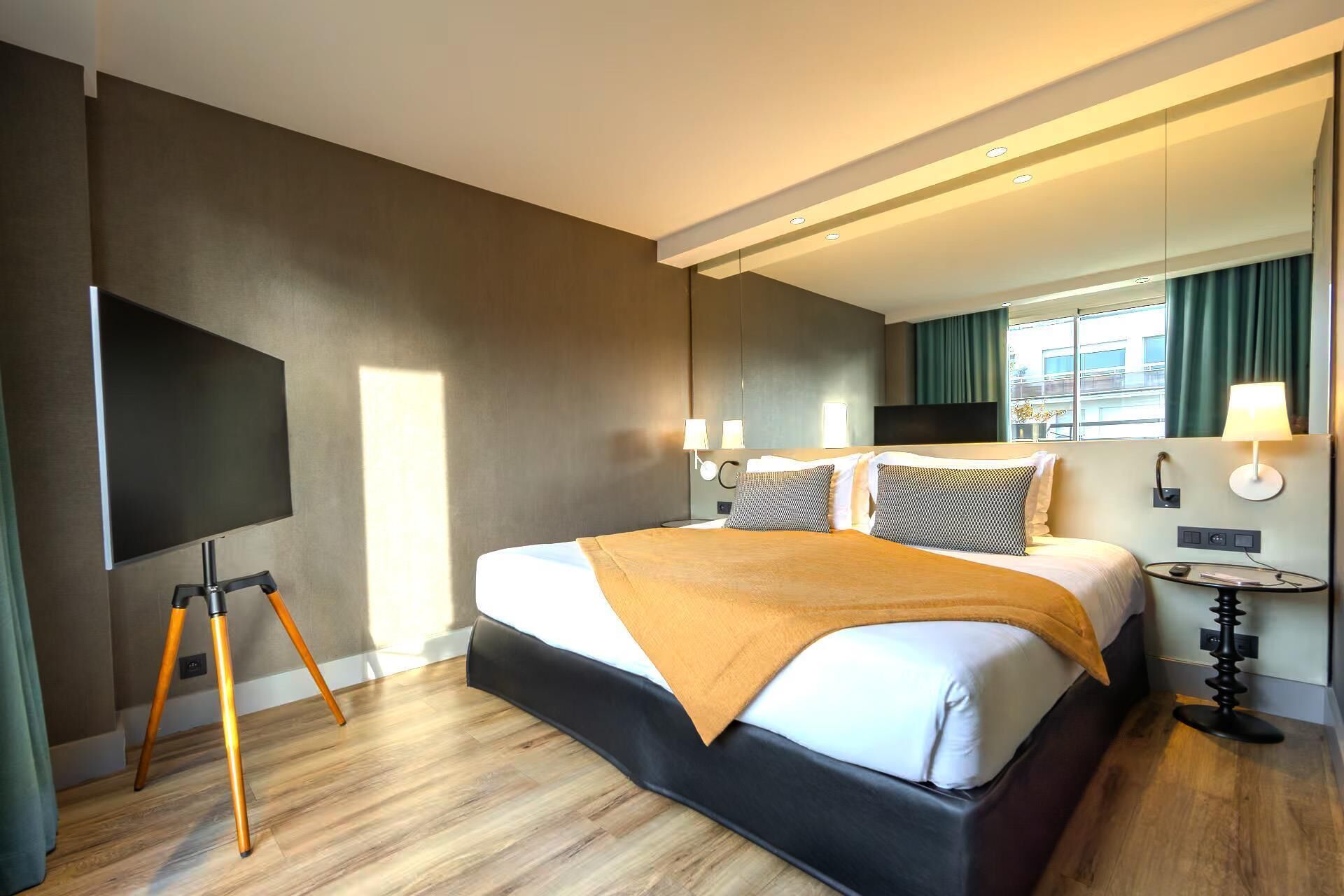 Rom – superior, balkong | Safe på rommet, skrivebord, lydisolert og strykejern/-brett