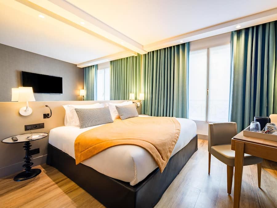 Premium bedding, in-room safe, desk, laptop workspace