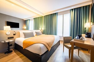 Ropa de cama de alta calidad y caja de seguridad en la habitación