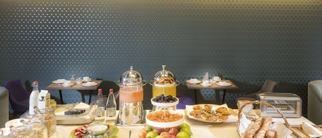 Colazione a buffet, servita tutte le mattine (18 EUR a persona)