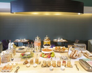 Desayuno buffet (EUR 18 por persona) 