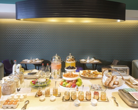 Desayuno buffet diario (EUR 18 por persona)