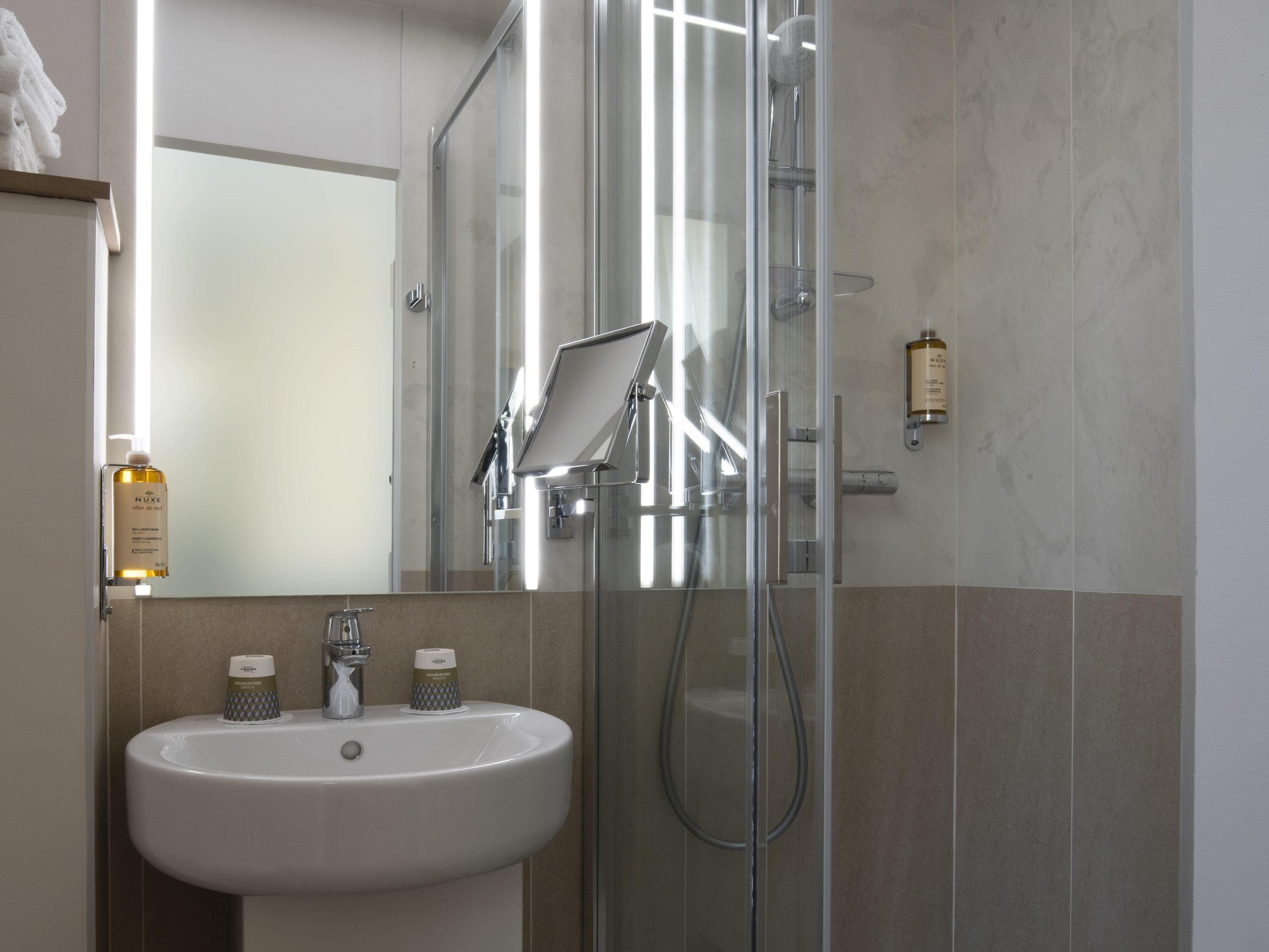 Bộ đồ giường kháng dị ứng, minibar, két bảo mật tại phòng, bàn 