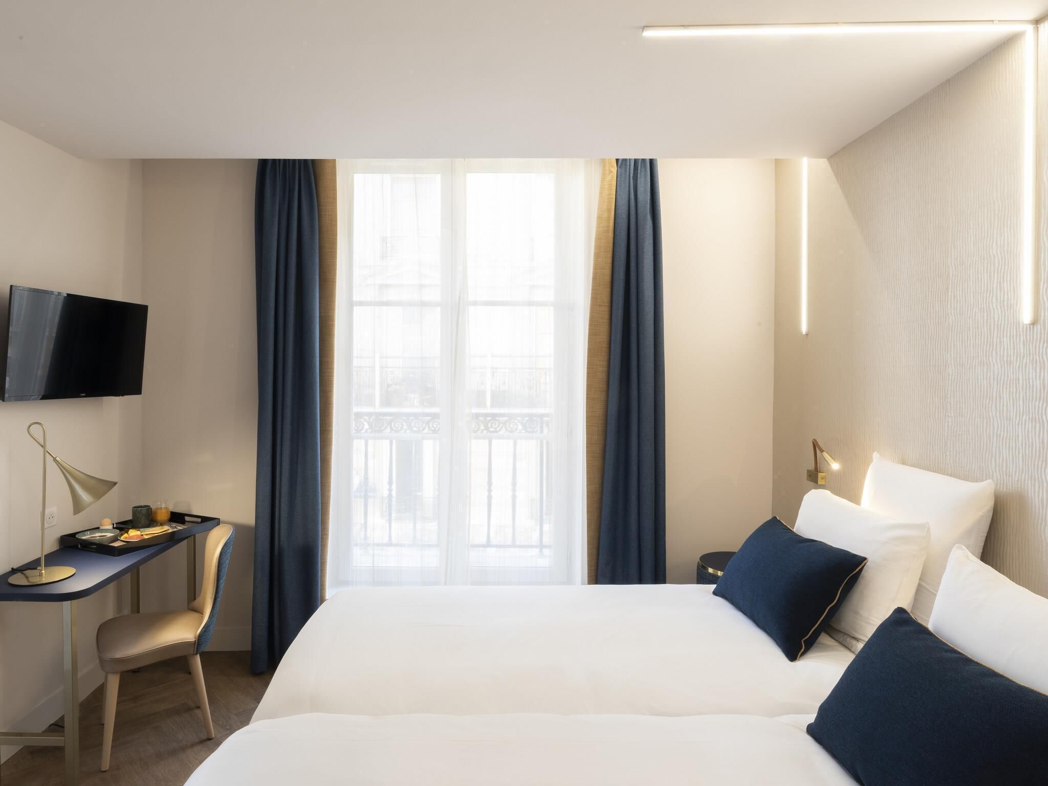 Hypo-allergenic bedding, minibar, in-room safe, desk