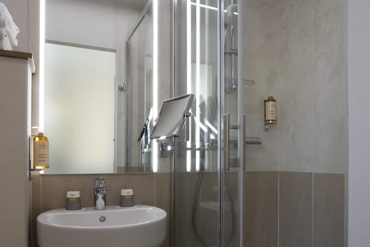 Ropa de cama hipoalergénica y minibar