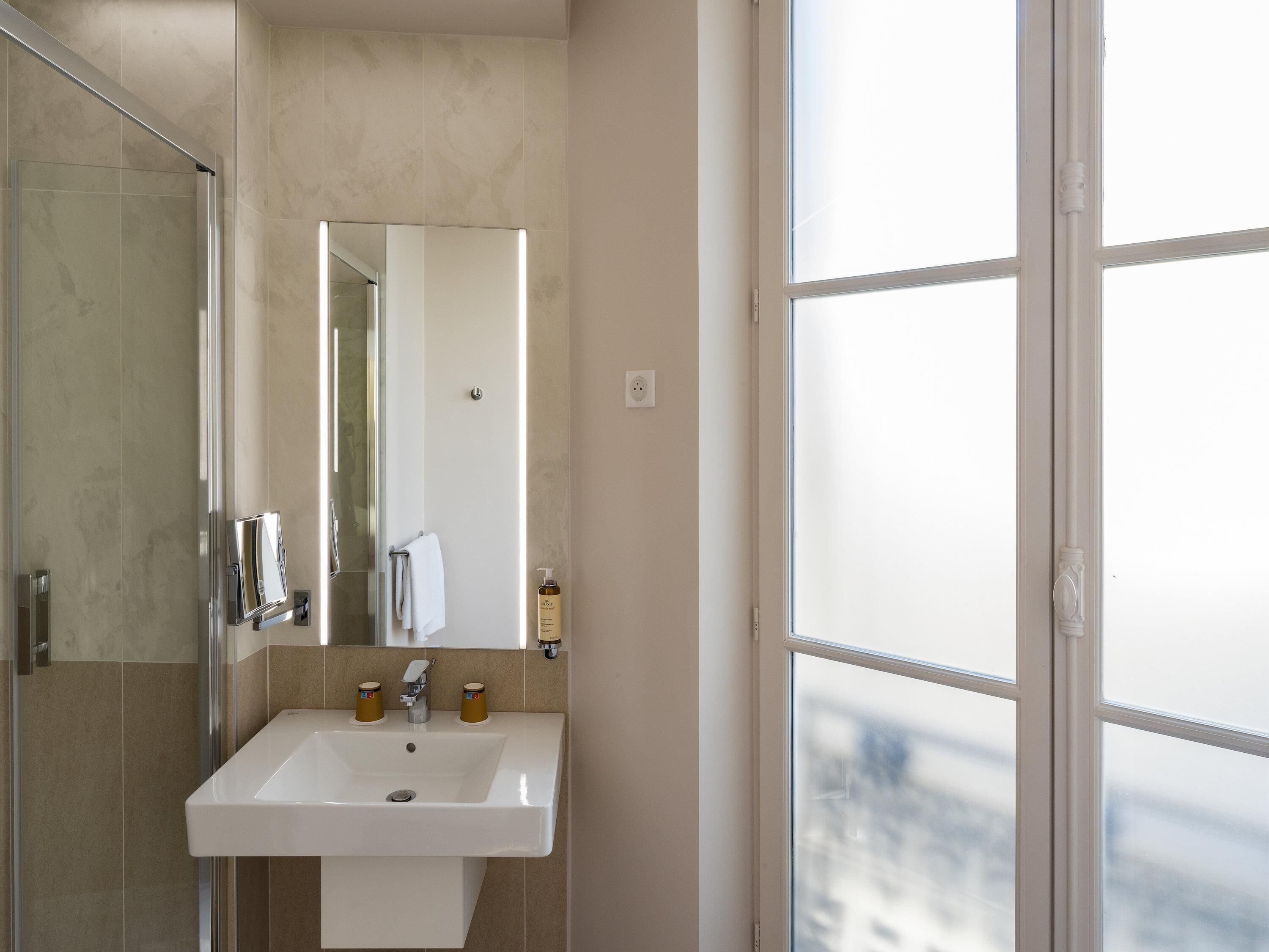 Bộ đồ giường kháng dị ứng, minibar, két bảo mật tại phòng, bàn 