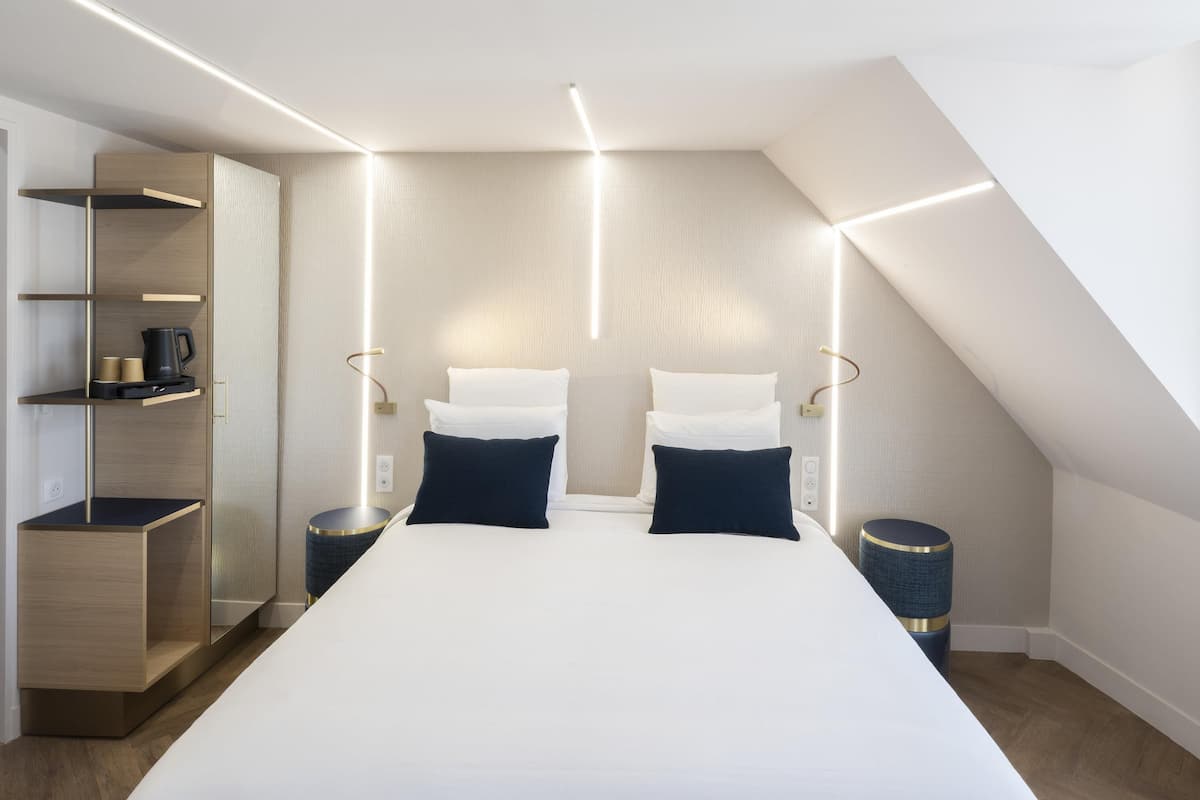 Superior Room, 1 Queen Bed | Hypo-allergenic bedding, minibar, in-room safe, desk