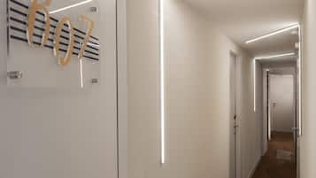 Roupas de cama antialérgicas, frigobar, cofres nos quartos, escrivaninha