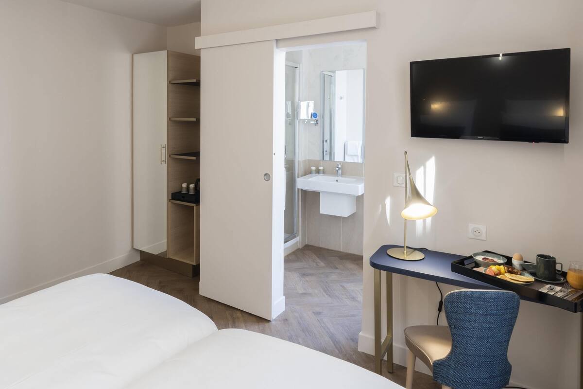 ملاءات للفراش لا تسبب الحساسية وميني بار وخزنة داخل الغرفة ومكتب