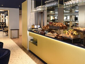Un espace buffet proposant une variété de plats, de verrerie et différents types de sièges.