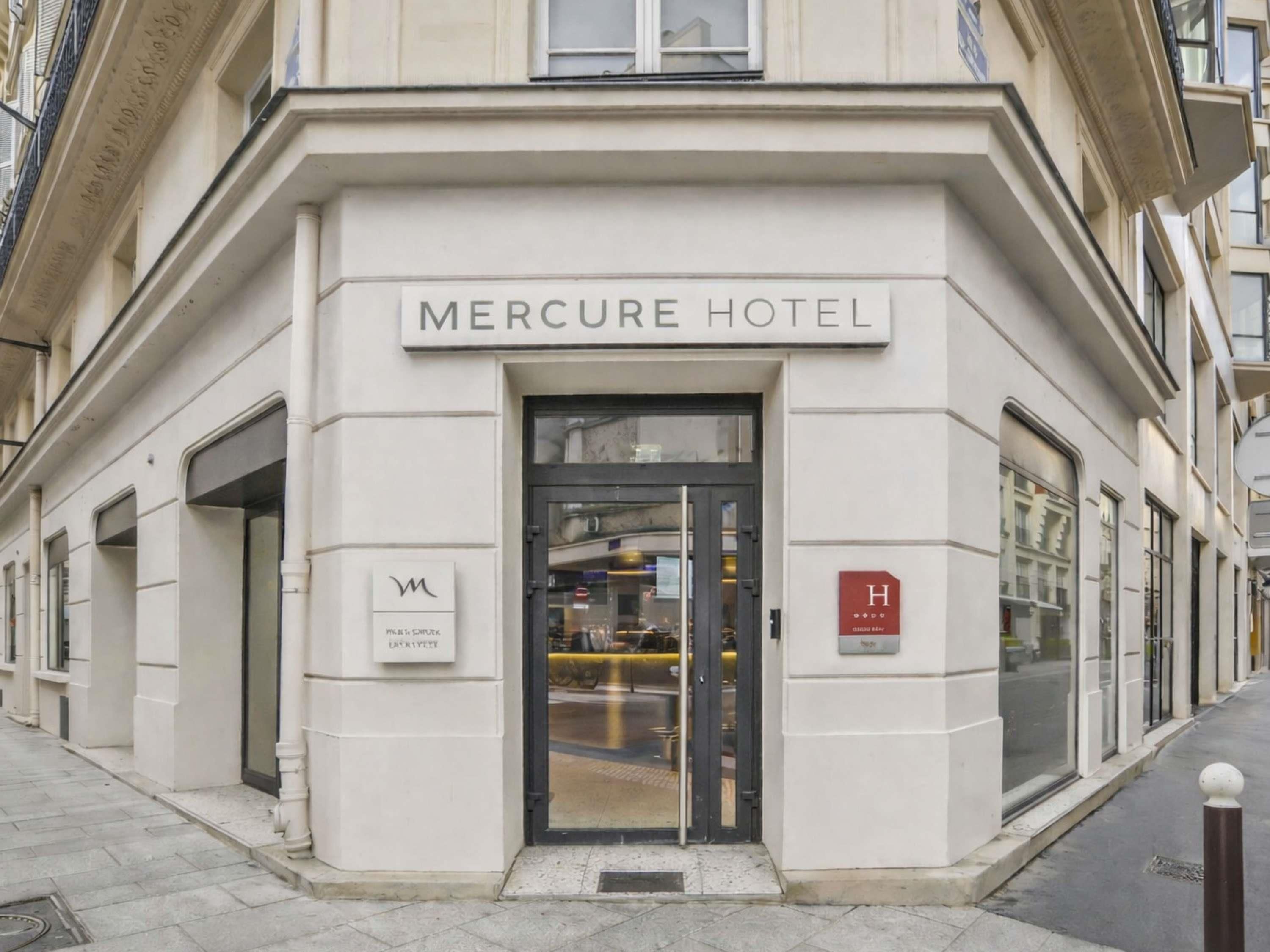 L’extérieur de l’hôtel Mercure se caractérise par sa façade classique, son entrée imposante et une enseigne indiquant le nom de l’hôtel.