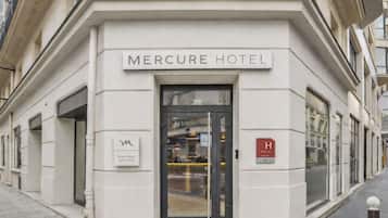 L’extérieur de l’hôtel Mercure se caractérise par sa façade classique, son entrée imposante et une enseigne indiquant le nom de l’hôtel.