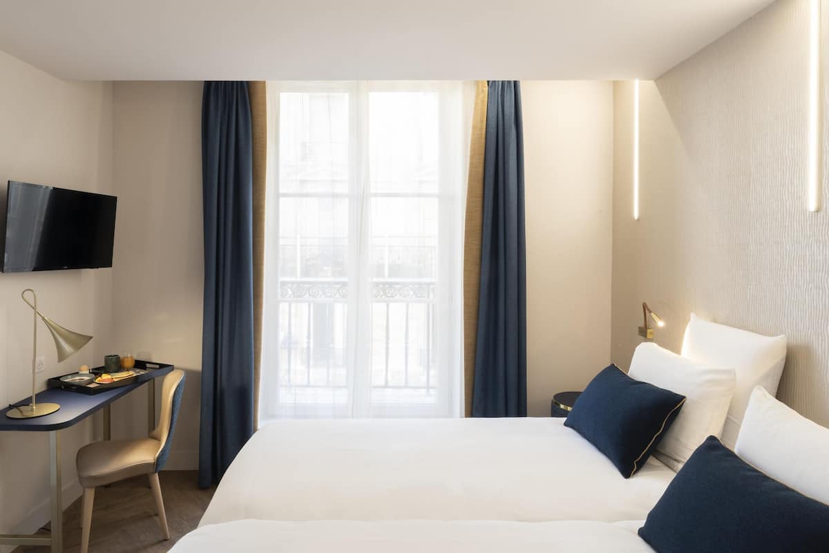 Rom – superior, 2 enkeltsenger | Allergitestet sengetøy, minibar, safe på rommet og skrivebord