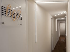 Roupas de cama antialérgicas, frigobar, cofres nos quartos, escrivaninha