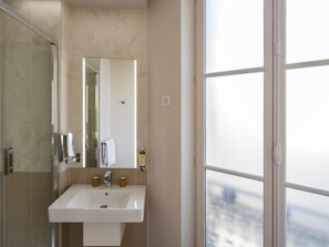 低過敏寢具、迷你吧、客房內保險箱、書桌