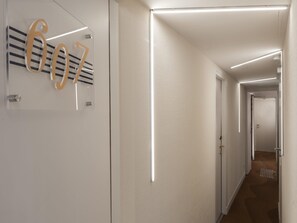 Ropa de cama hipoalergénica, minibar, caja fuerte y escritorio