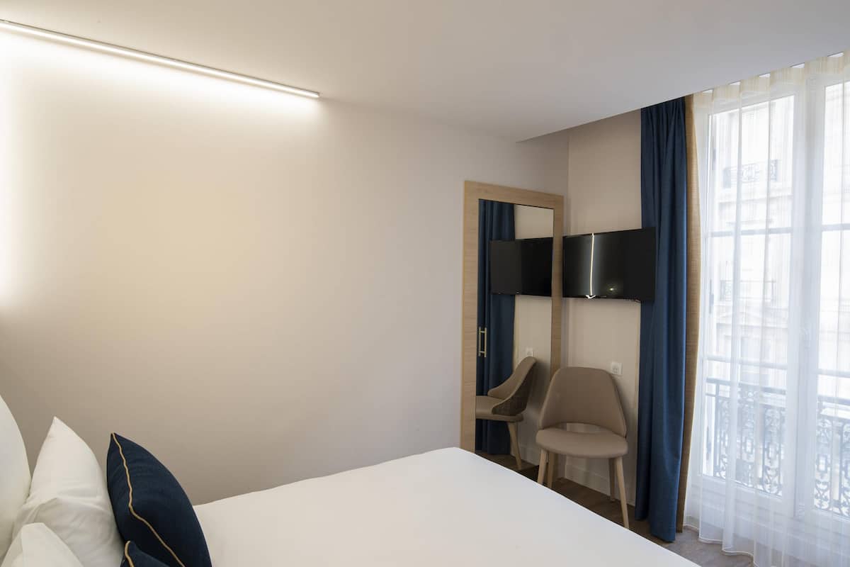 Dobbeltrom – classic, 1 dobbeltseng | Allergitestet sengetøy, minibar, safe på rommet og skrivebord