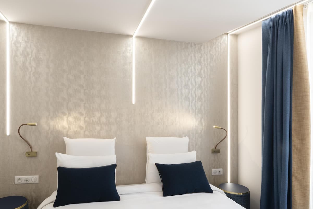 Rom – classic, 1 enkeltseng | Allergitestet sengetøy, minibar, safe på rommet og skrivebord