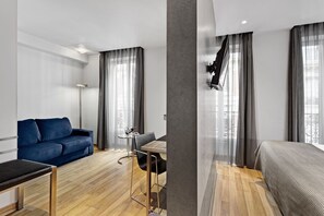 Minibar, in-room safe, individually furnished, desk - Exe Panorama Paris (Paris)