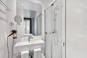 Douche, articles de toilette de luxe, sèche-cheveux, serviettes fournies