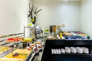 Petit déjeuner buffet servi tous les jours en supplément