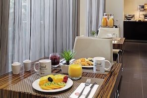 Desayuno buffet diario (EUR 15 por persona)
