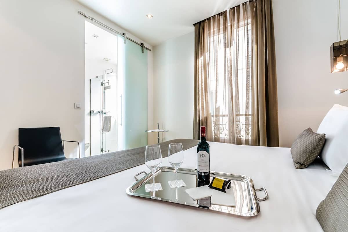 Minibar, caja de seguridad en la habitación y muebles diferentes