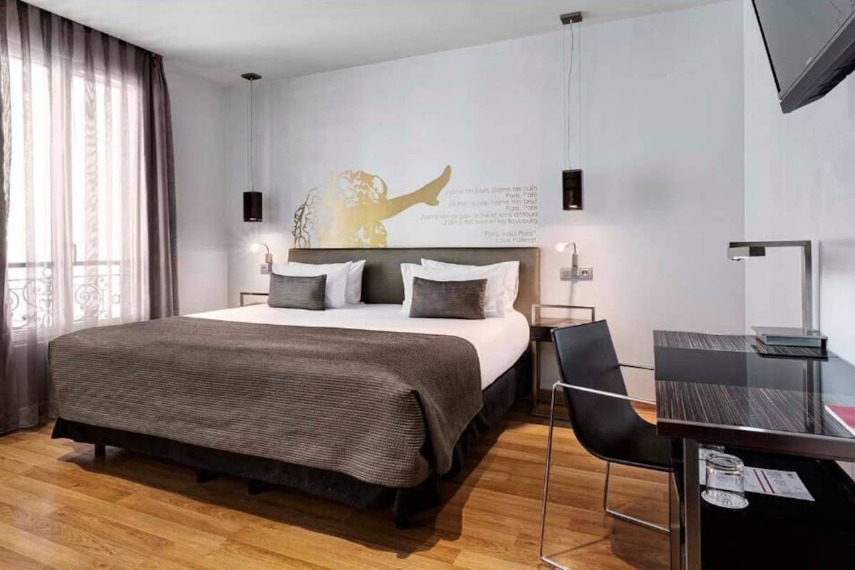 Minibar, caja de seguridad en la habitación y muebles diferentes