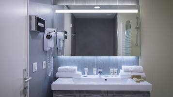 Baignoire, articles de toilette gratuits, sèche-cheveux