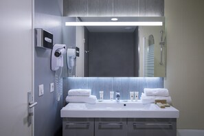 Bathtub, free toiletries, hair dryer, towels - Hotel du Golf Rosny (Rosny-sous-Bois)